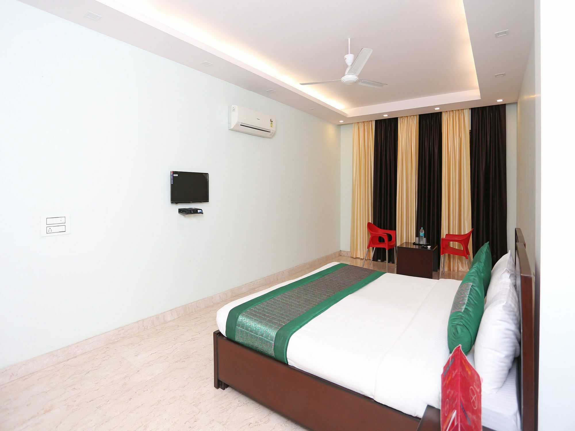 Oyo 9664 Sector 48 Hotel Гургаон Екстериор снимка